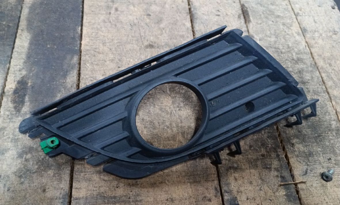 Right front fog light bezel (plastic)