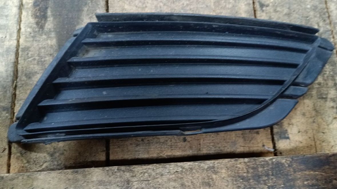 front left fog light grille