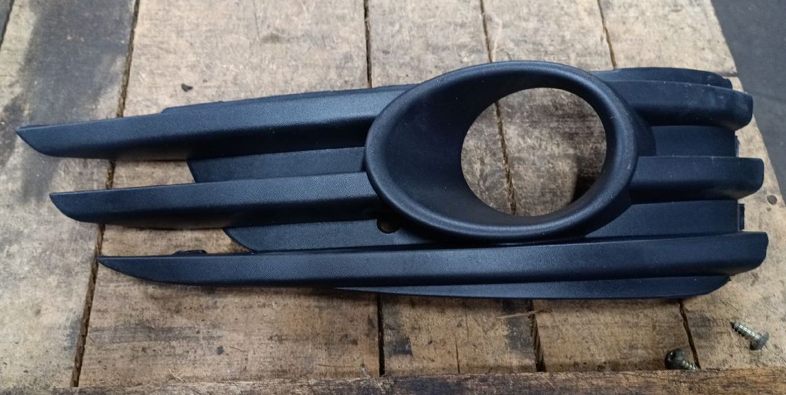 Front right fog light grille
