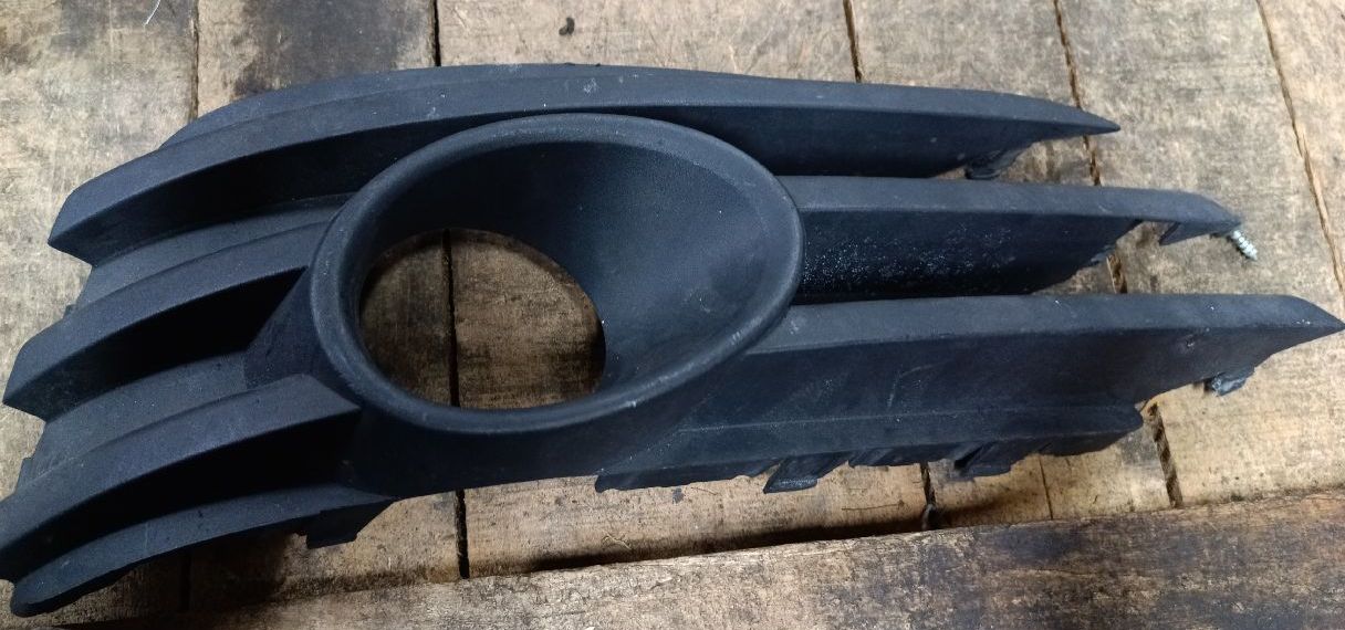 Right front fog light bezel (plastic)