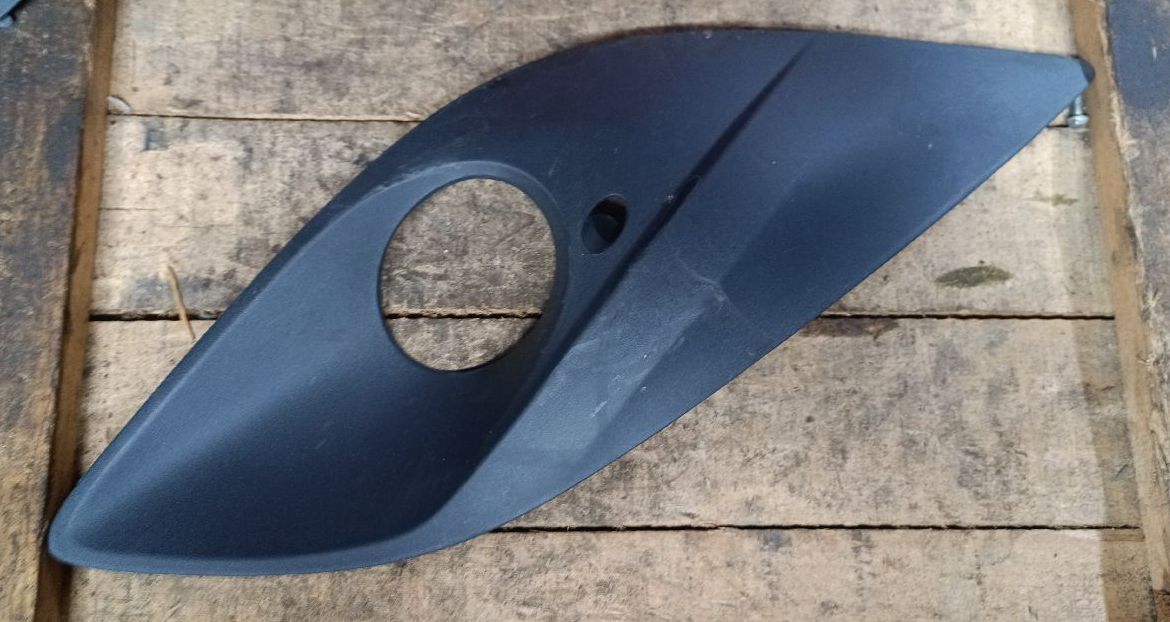 Right front fog light cover (plastic)