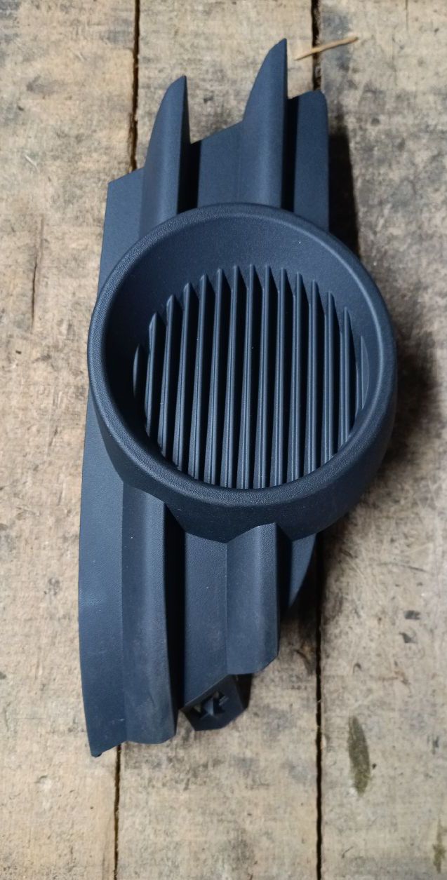 Right front fog light grille