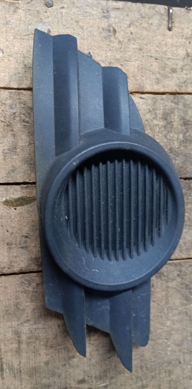 Front left fog light grille