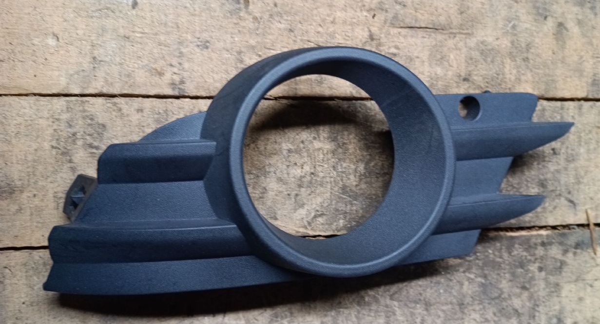 Front left fog light grille
