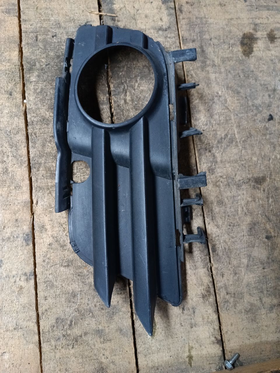 Front left fog light grille