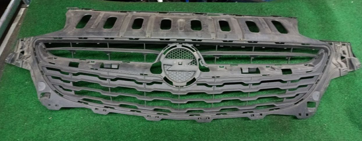 Front grille without chrome