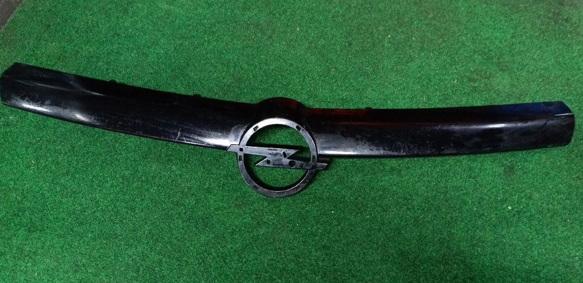 Black front grille for Astra H