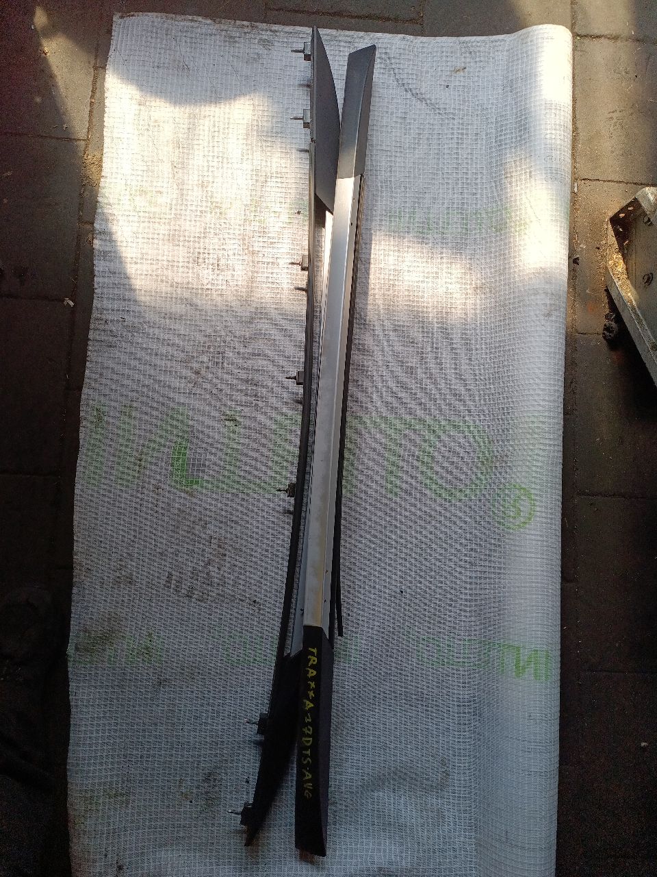 Jeu de barres de toit longitudinales