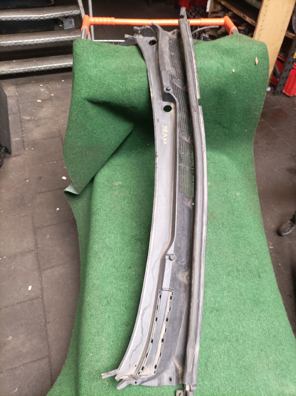 Plaque de recouvrement sous pare brise