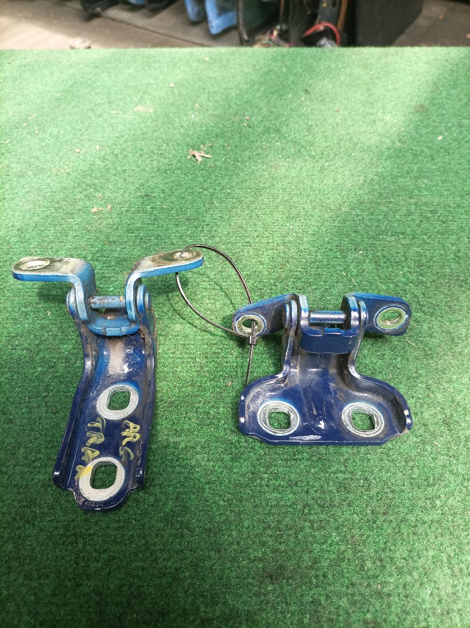 Jeu de charnières de porte arrière gauche Opel Mokka/ Chevrolet Traxx