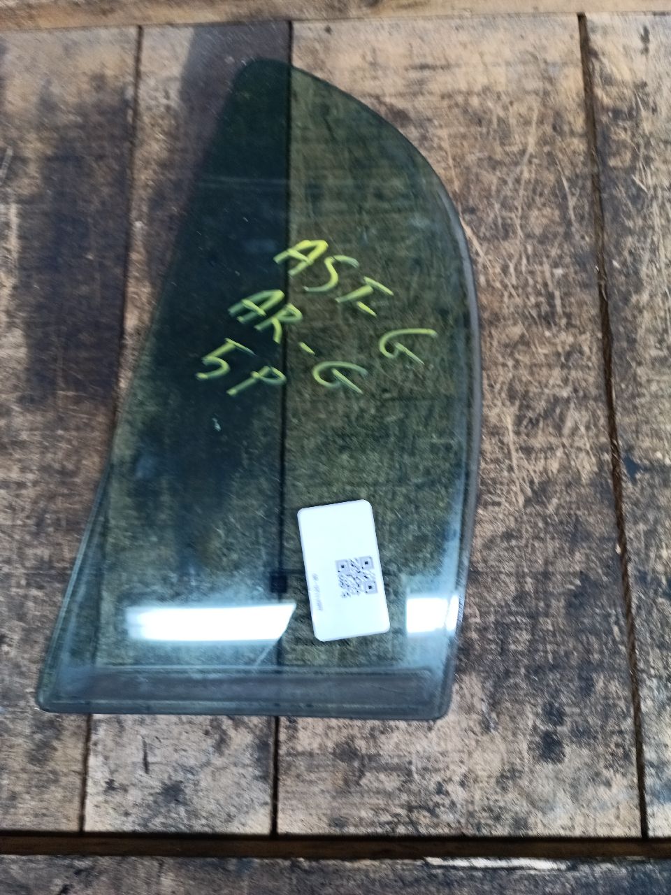 Left rear door window glass (5-door)