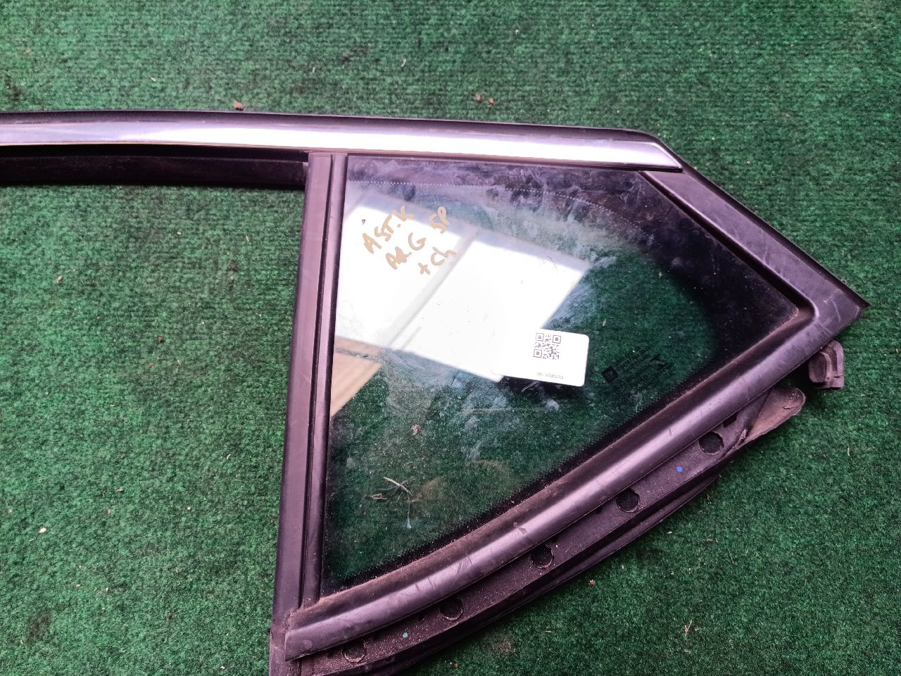 Left rear window, 5-door, with chrome trim