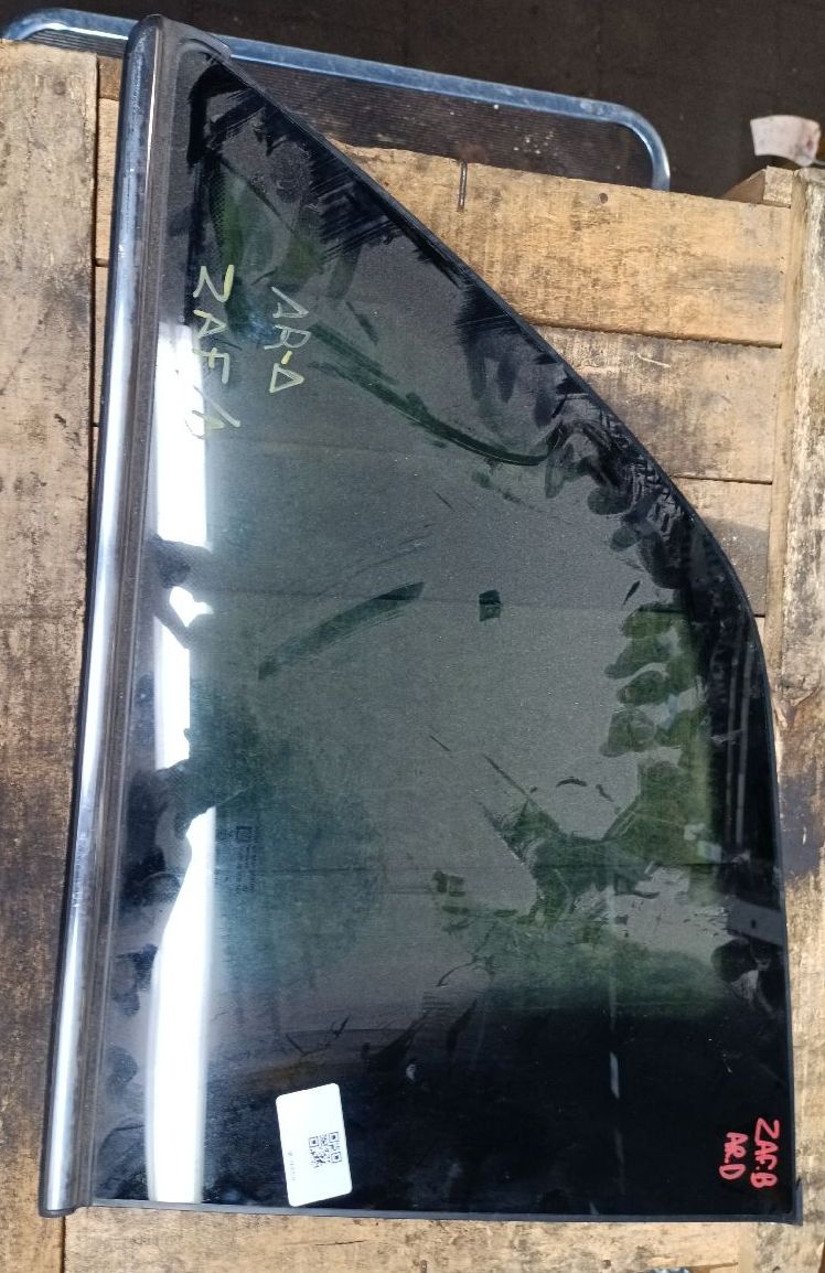 Right rear window with chrome