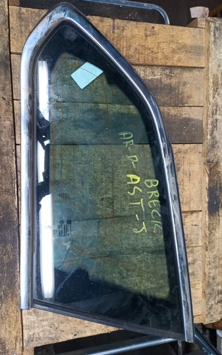 Right rear side window (estate)