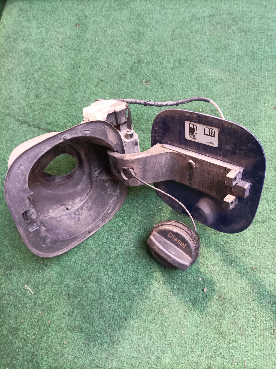 Chevrolet Traxx fuel filler door