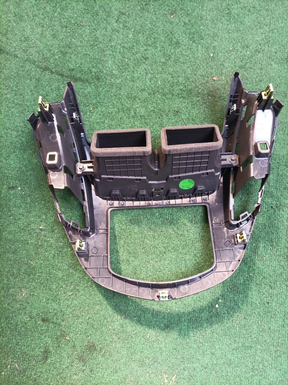 Chevrolet Traxx center dashboard air vent grille