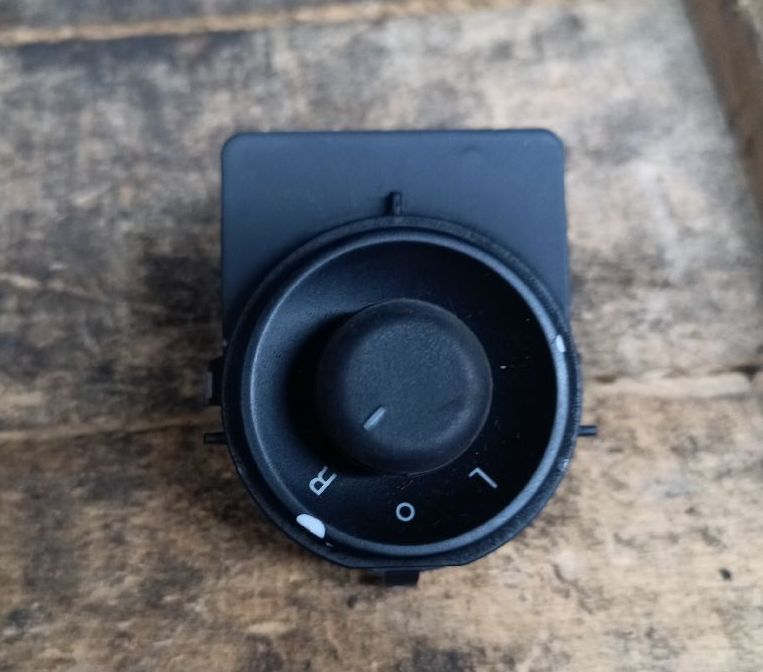 Side mirror switch button