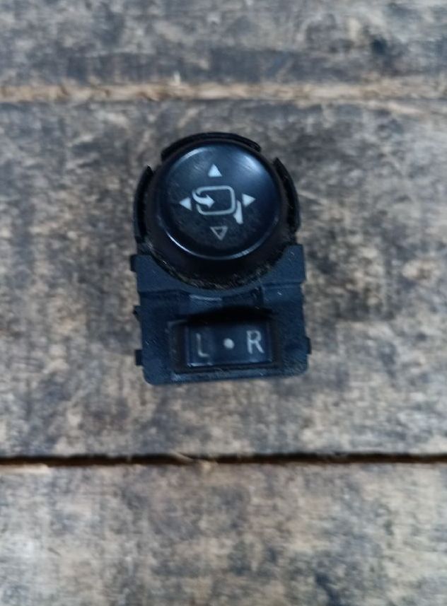 Side mirror switch button