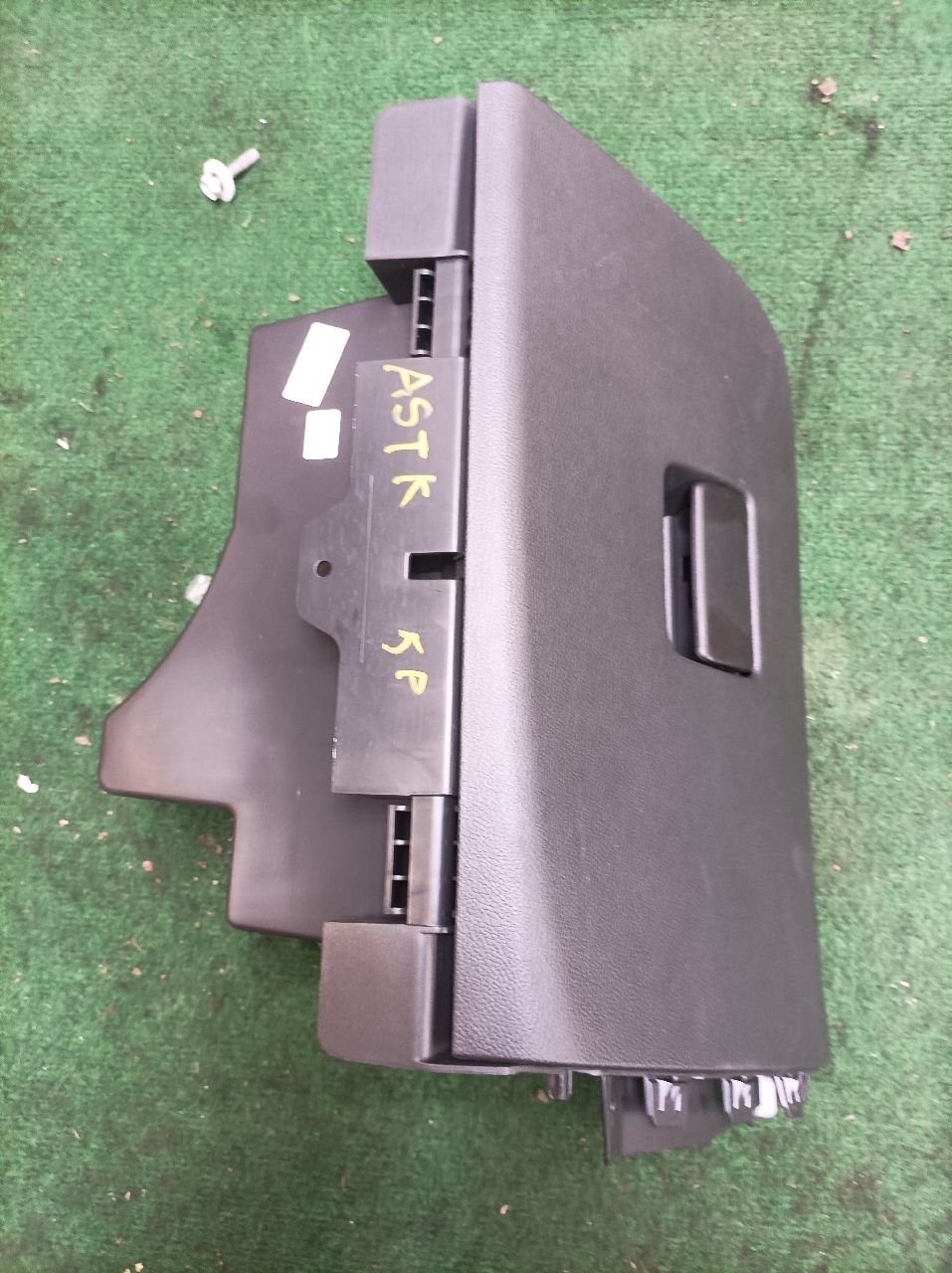 Opel Astra K glove box