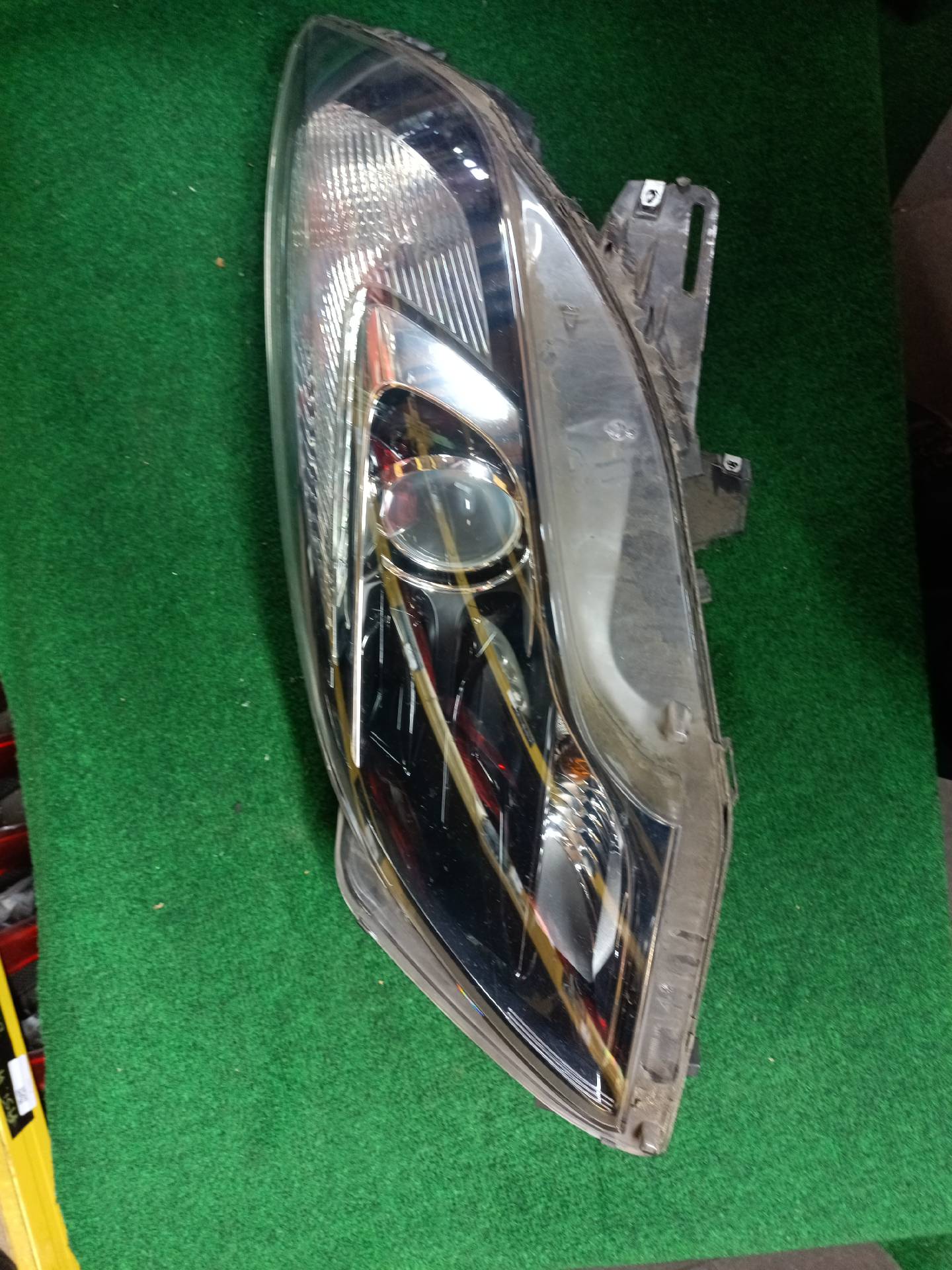 Left front headlight (headlamp)
