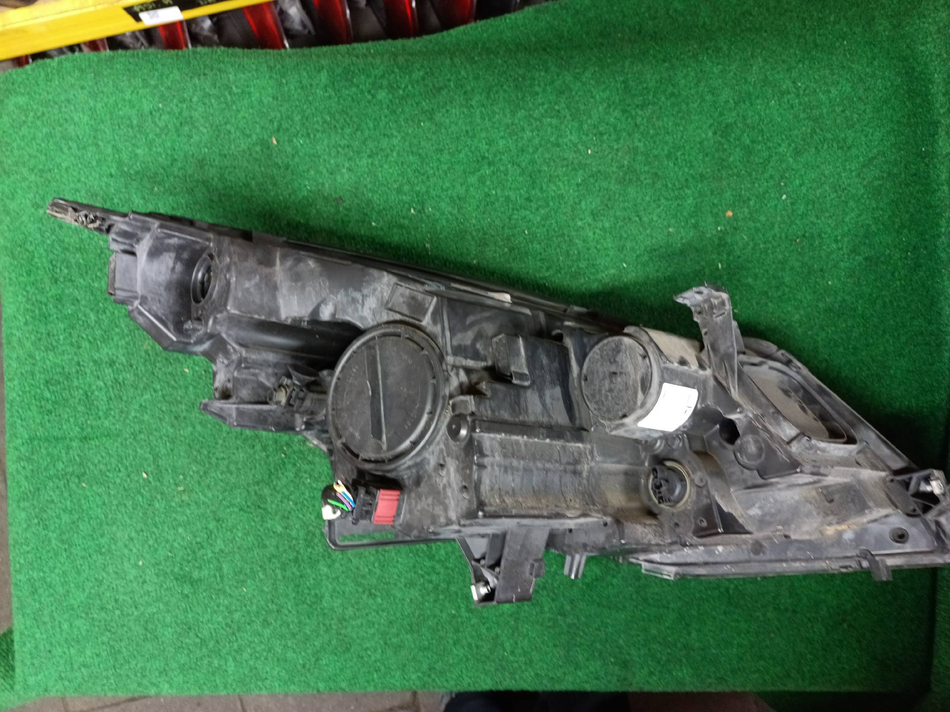 Left front headlight (headlamp)