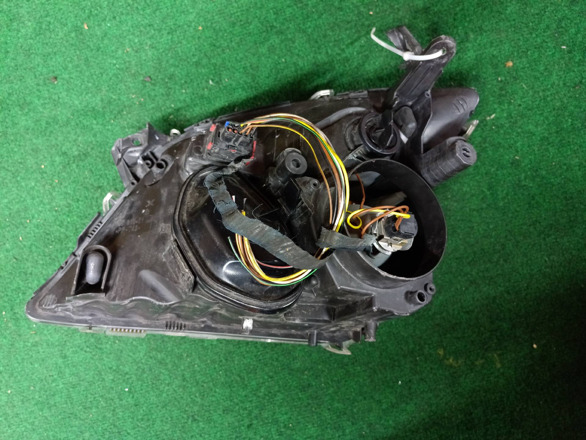 Right front headlight for Vectra C, mounting tab needs repair