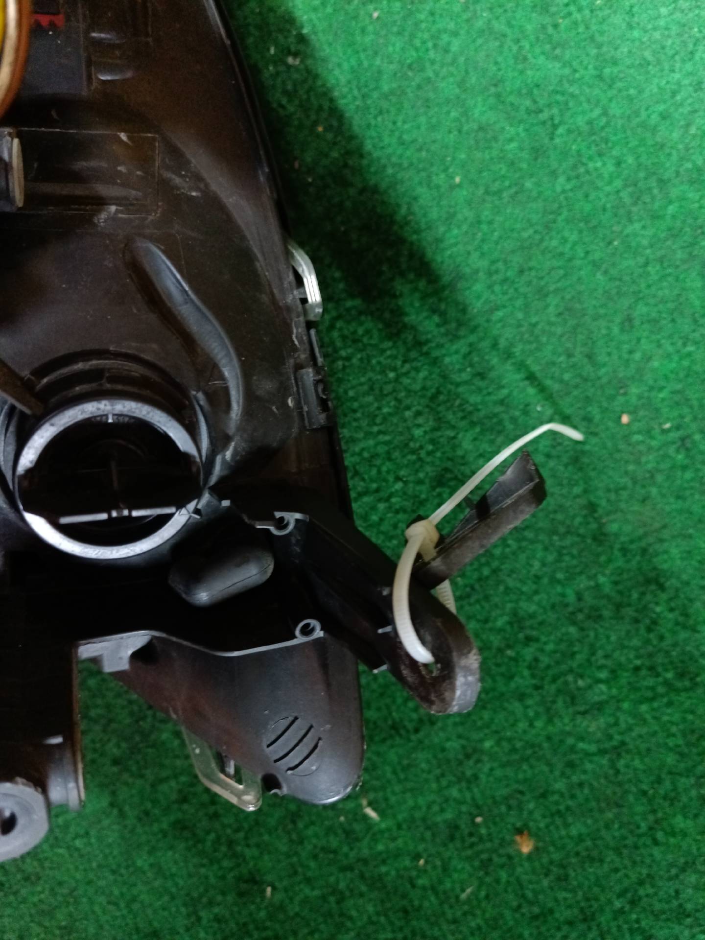Right front headlight for Vectra C, mounting tab needs repair