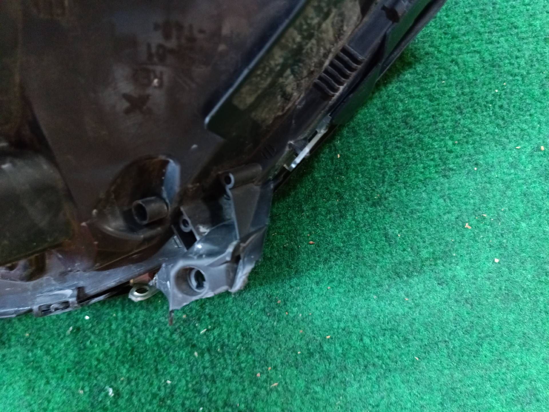 Right front headlight for Vectra C, mounting tab needs repair