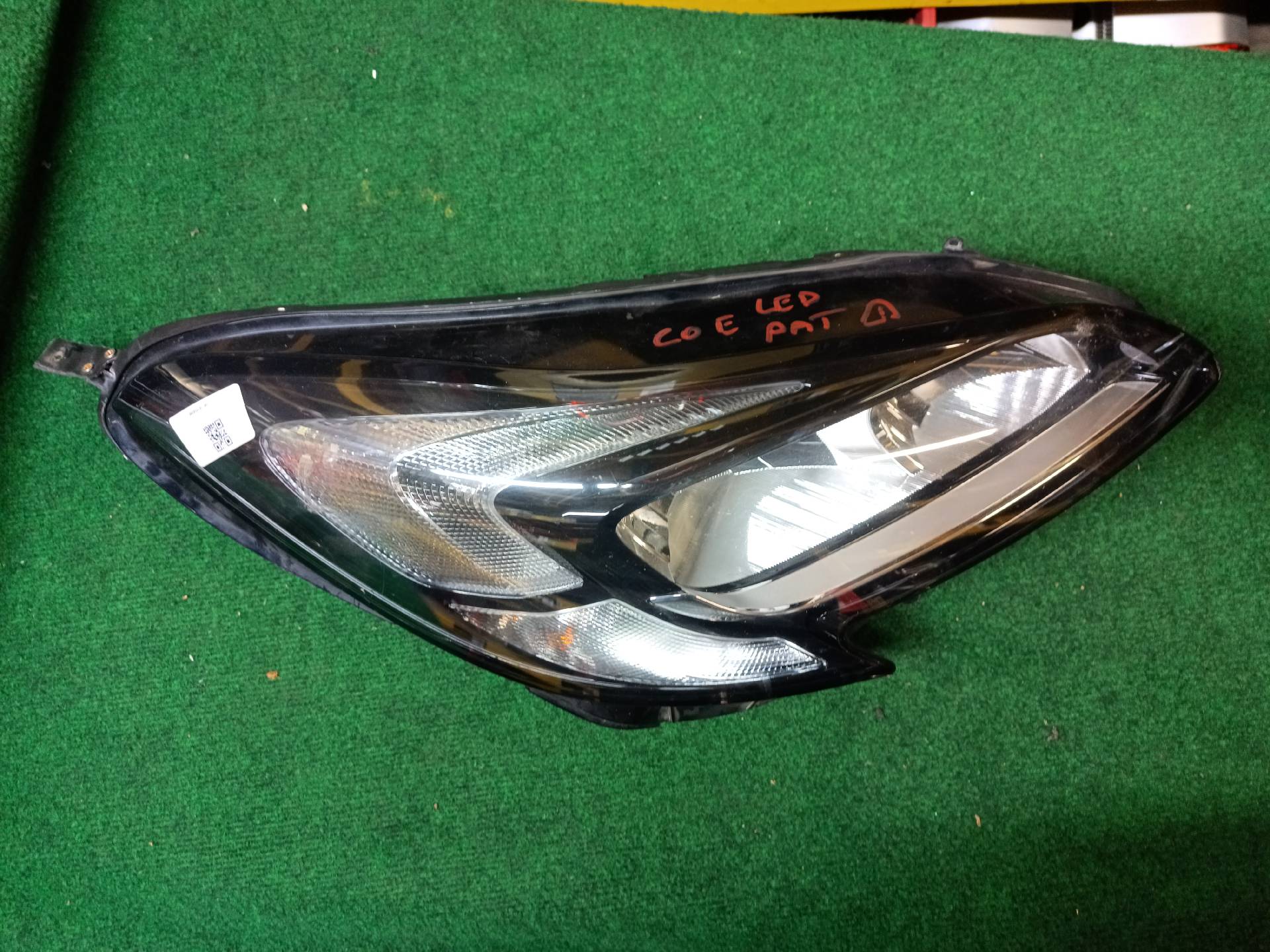 Right front headlight for Corsa E, mounting tab repaired