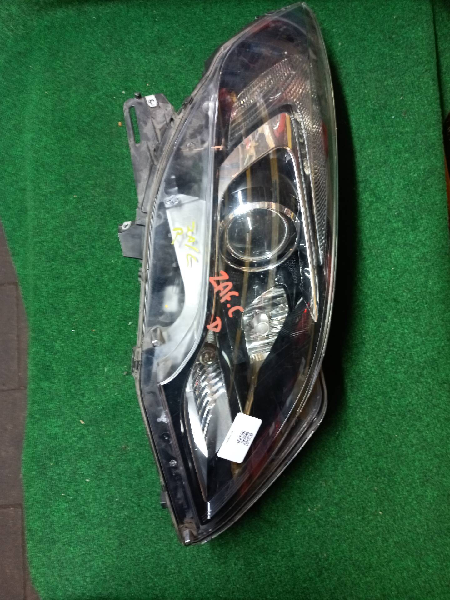 Right front headlight for Zafira C (bracket needs repair)