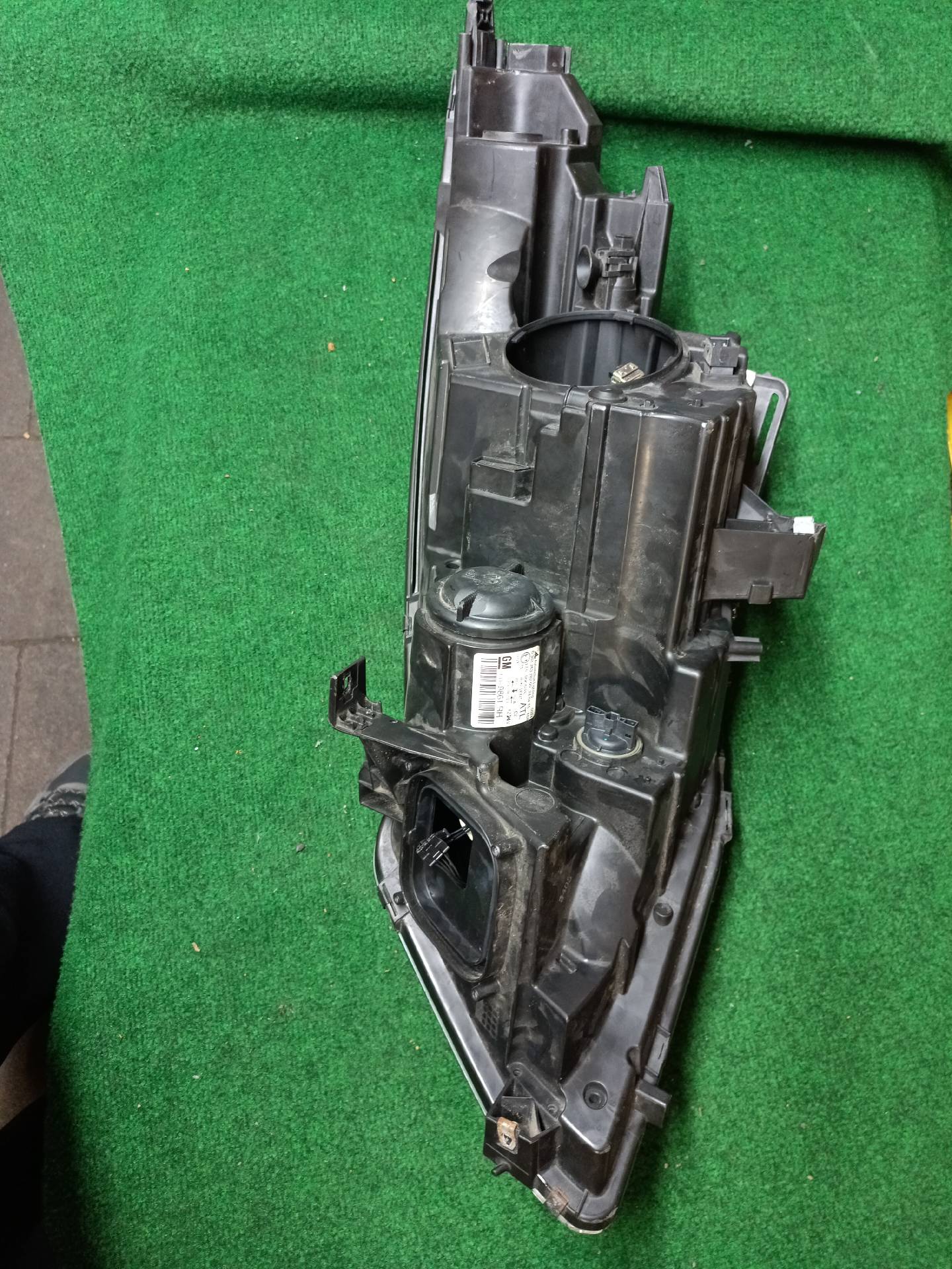 Right front headlight for Zafira C (bracket needs repair)