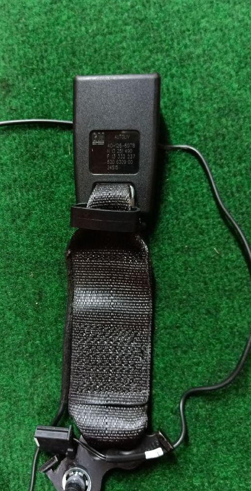 Left middle seat belt (large opening)