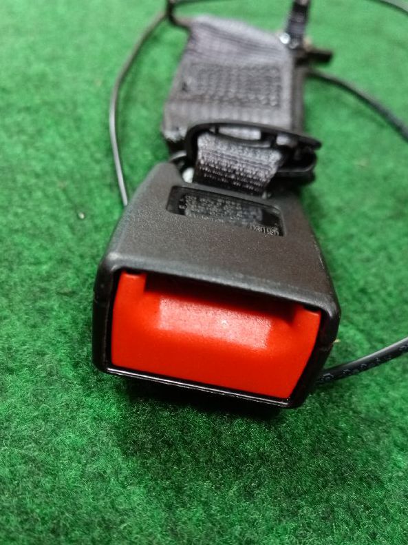 Left middle seat belt (large opening)