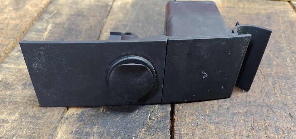 Rear cigarette lighter socket