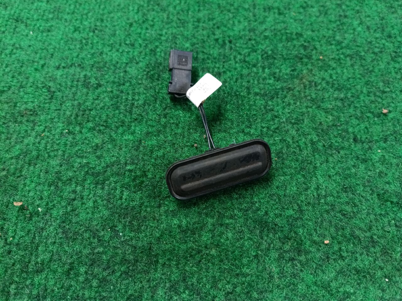 Tailgate release button for Astra J