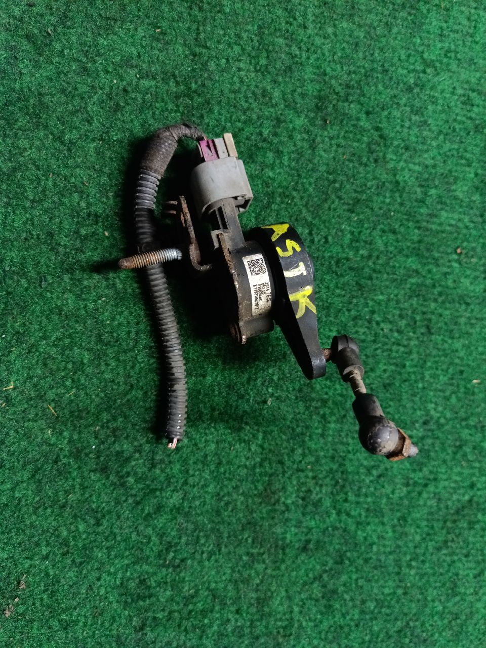 Headlight leveling sensor