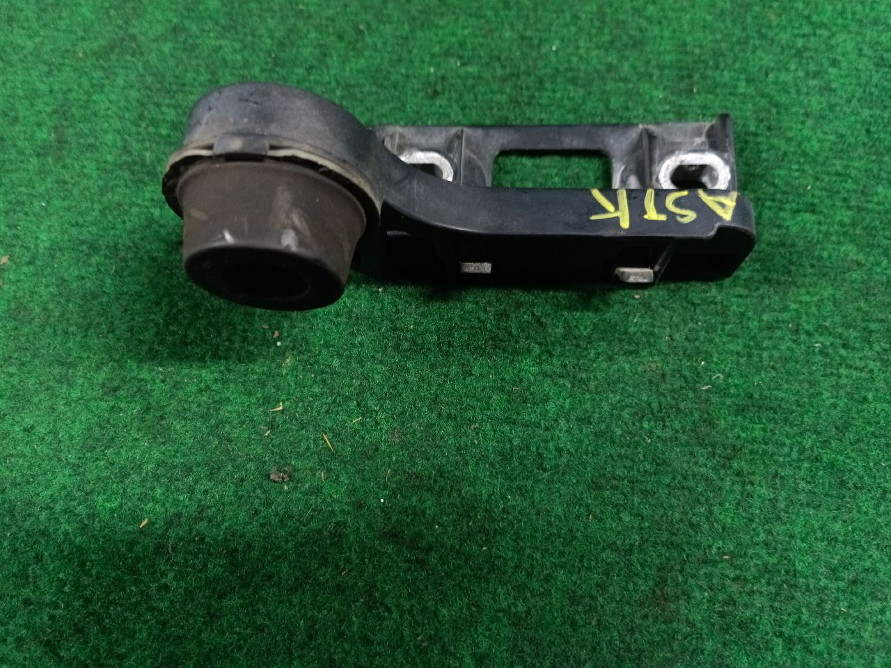 Exhaust muffler support / hanger
