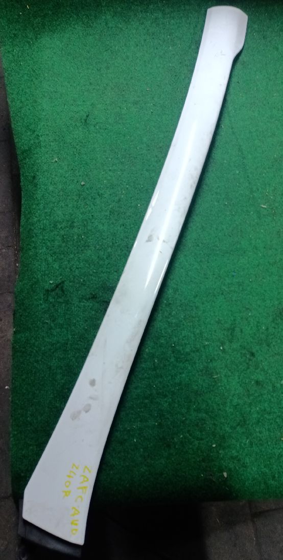 Garniture de pare brise droit
