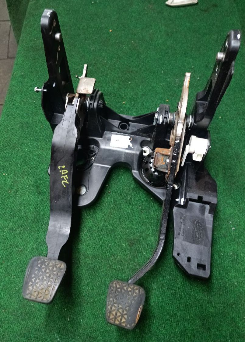 Pedal assembly for Zafira c