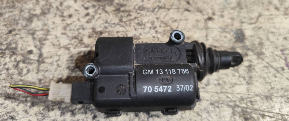 Central locking motor for trunk