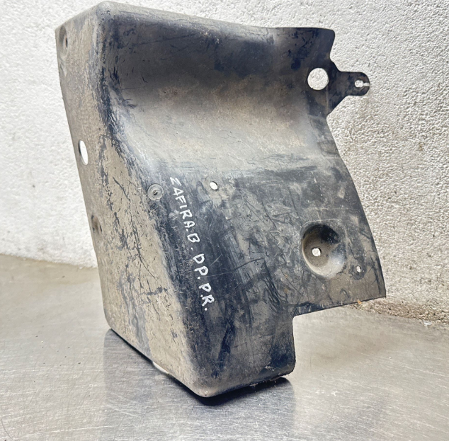Cache de protection sous moteur droit